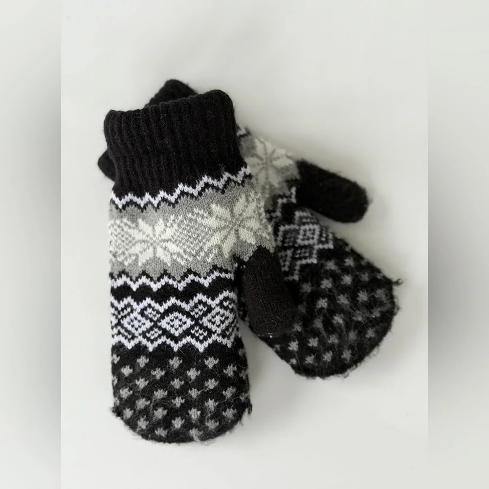 Scandinavian pattern Knit Mittens